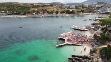 Arnavutluk 'un Ksamil kenti, 12 Ağustos 2023 Kristal sulara sahip 3 ada mavi lagün. Hava aracı görüntüsü yaz mevsiminde çok kaliteli sinematografi klipleri olabilmek için harika yerlere seyahat ediyor.