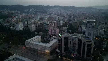 Tiran Arnavutluk yaz merkezi 12 Eylül 2023 Piramit kent görüşlü hava klipleri üzerinde uçan yüksek kaliteli insansız hava aracı görüntüleri