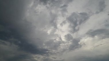Sinema arka planı için bulutlu yağmurlu gökyüzü ve hava aracı görüntüsü büyük ölçekli yüksek kaliteli hazır video klipler