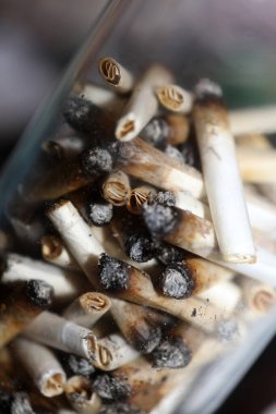 Birçok sigara tiryakisi şeffaf cam makro tüyo tıbbi kenevir Girit süper limon sisi yakın arkaplan ve duvar kağıtları süper kaliteli hazır stok fotoğrafçılık baskıları