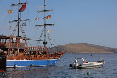 Arnavutluk 'un Saranda kenti, 16 Eylül 2022 Riviera limanını en iyi yerler ve güzel şehir yaz atmosferini keşfeden büyük kalite seyahat baskısı