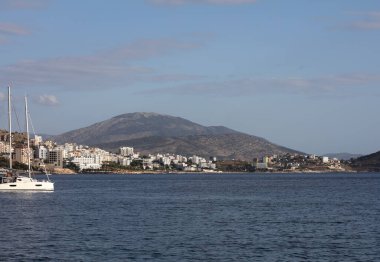 Arnavutluk 'un Saranda kenti, 16 Eylül 2022 Riviera limanını en iyi yerler ve güzel şehir yaz atmosferini keşfeden büyük kalite seyahat baskısı