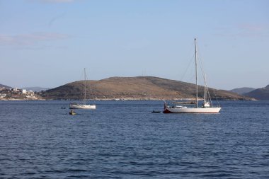 Arnavutluk 'un Saranda kenti, 16 Eylül 2022 Riviera limanını en iyi yerler ve güzel şehir yaz atmosferini keşfeden büyük kalite seyahat baskısı