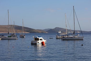 Arnavutluk 'un Saranda kenti, 16 Eylül 2022 Riviera limanını en iyi yerler ve güzel şehir yaz atmosferini keşfeden büyük kalite seyahat baskısı