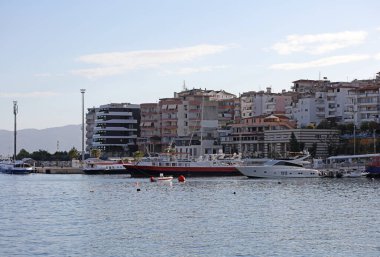 Arnavutluk 'un Saranda kenti, 16 Eylül 2022 Riviera limanını en iyi yerler ve güzel şehir yaz atmosferini keşfeden büyük kalite seyahat baskısı