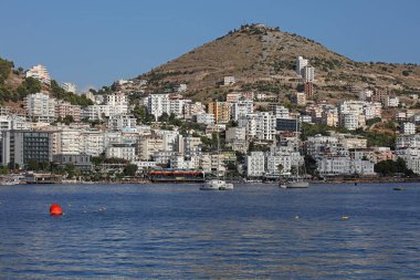 Arnavutluk 'un Saranda kenti, 16 Eylül 2022 Riviera limanını en iyi yerler ve güzel şehir yaz atmosferini keşfeden büyük kalite seyahat baskısı