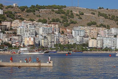 Arnavutluk 'un Saranda kenti, 16 Eylül 2022 Riviera limanını en iyi yerler ve güzel şehir yaz atmosferini keşfeden büyük kalite seyahat baskısı