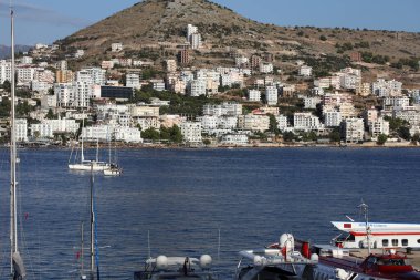 Arnavutluk 'un Saranda kenti, 16 Eylül 2022 Riviera limanını en iyi yerler ve güzel şehir yaz atmosferini keşfeden büyük kalite seyahat baskısı