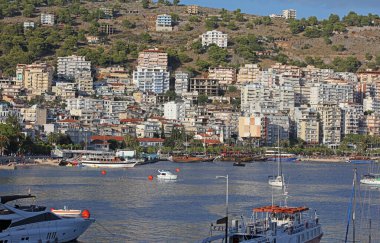 Arnavutluk 'un Saranda kenti, 16 Eylül 2022 Riviera limanını en iyi yerler ve güzel şehir yaz atmosferini keşfeden büyük kalite seyahat baskısı