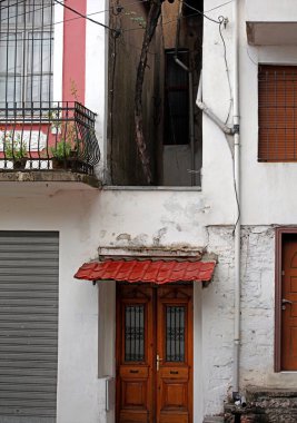 Arnavutluk 'un eski kenti Cirokaster' daki hava durumundan hasar gören eski retro kapı ve pencereler, Balkanlar 'da seyahat ederken yüksek kaliteli, büyük ölçekli hazır stok fotoğrafçılığı baskılarını inceliyor