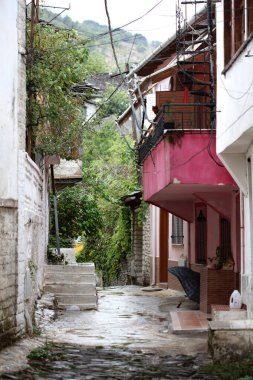 Arnavutluk 'un Cirokastr kenti, 13 Eylül 2023 Çarşamba günü eski şehir manzaralı insanları ve güzel mekanları keşfe çıktı.