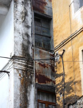 Arnavutluk 'un eski kenti Cirokaster' daki hava durumundan hasar gören eski retro kapı ve pencereler, Balkanlar 'da seyahat ederken yüksek kaliteli, büyük ölçekli hazır stok fotoğrafçılığı baskılarını inceliyor