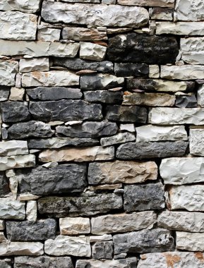 Arnavutluk 'un eski kenti Cirokaster' daki hava durumundan hasar gören eski retro kapı ve pencereler, Balkanlar 'da seyahat ederken yüksek kaliteli, büyük ölçekli hazır stok fotoğrafçılığı baskılarını inceliyor