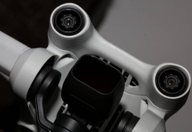 Makro görünüm insansız hava aracı sensörü ve İHA pervanesi odaklı ikinci pervane drone konsepti video film operatörü kiralama ekipmanı teçhizatı arka planda yüksek kaliteli görüntüler
