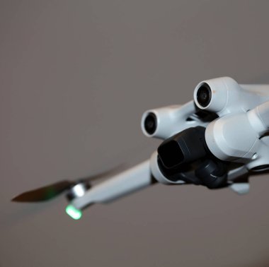 Makro görünüm insansız hava aracı sensörü ve İHA pervanesi odaklı ikinci pervane drone konsepti video film operatörü kiralama ekipmanı teçhizatı arka planda yüksek kaliteli görüntüler