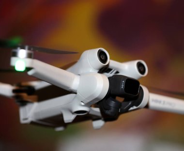 Makro görünüm insansız hava aracı sensörü ve İHA pervanesi odaklı ikinci pervane drone konsepti video film operatörü kiralama ekipmanı teçhizatı arka planda yüksek kaliteli görüntüler