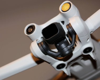 Makro görünüm insansız hava aracı sensörü ve İHA pervanesi odaklı ikinci pervane drone konsepti video film operatörü kiralama ekipmanı teçhizatı arka planda yüksek kaliteli görüntüler