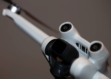 Makro görünüm insansız hava aracı sensörü ve İHA pervanesi odaklı ikinci pervane drone konsepti video film operatörü kiralama ekipmanı teçhizatı arka planda yüksek kaliteli görüntüler