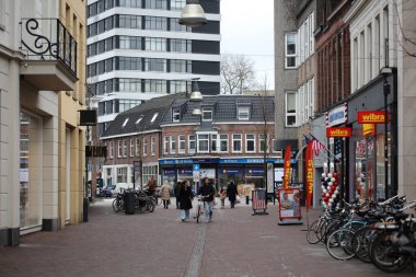 Entschede, Hollanda, 27 Şubat 2024 Salı günü şehrin üst kesimlerinde yürüyüş yaparak büyük boy ayak izleri üzerinde keşif merkezi oluşturuldu.