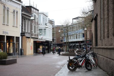 Entschede, Hollanda, 27 Şubat 2024 Salı günü şehrin üst kesimlerinde yürüyüş yaparak büyük boy ayak izleri üzerinde keşif merkezi oluşturuldu.