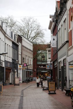 Entschede, Hollanda, 27 Şubat 2024 Salı günü şehrin üst kesimlerinde yürüyüş yaparak büyük boy ayak izleri üzerinde keşif merkezi oluşturuldu.