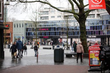 Entschede, Hollanda, 27 Şubat 2024 Salı günü şehrin üst kesimlerinde yürüyüş yaparak büyük boy ayak izleri üzerinde keşif merkezi oluşturuldu.