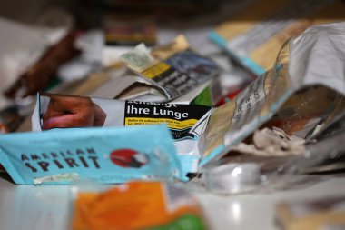 Esrar yapmak için rulo tütün. Arka planı kapatın. Büyük boy yüksek kaliteli baskılar.