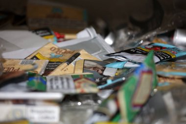 Esrar yapmak için rulo tütün. Arka planı kapatın. Büyük boy yüksek kaliteli baskılar.