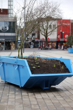 Enschede, Hollanda, 27 Şubat 2024 Salı günü şehrin üst kesimlerinde yürüyüş yaparak büyük boy ayak izleri üzerinde keşif merkezini geziyor.