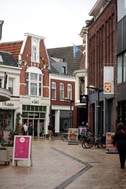 Enschede, Hollanda, 27 Şubat 2024 Salı günü şehrin üst kesimlerinde yürüyüş yaparak büyük boy ayak izleri üzerinde keşif merkezini geziyor.