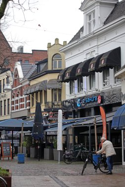 Enschede, Hollanda, 27 Şubat 2024 Salı günü şehrin üst kesimlerinde yürüyüş yaparak büyük boy ayak izleri üzerinde keşif merkezini geziyor.