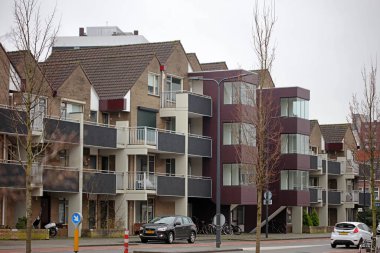 Enschede, Hollanda, 27 Şubat 2024, Salı günü şehrin üst kısımlarında büyük boy ayak izleriyle dolaşmak.