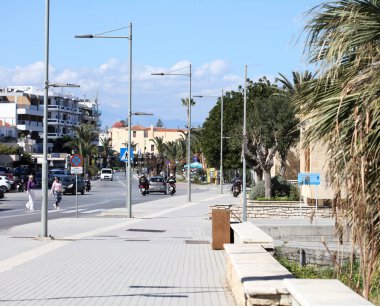 Rethimno, Yunanistan, 15 Mart 2024 Cuma günü Girit Adası 'nda şehir limanındaki lüks yatları gezerek yaz karnavalı sezonunu kapattılar.