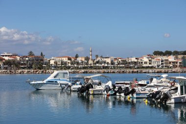 Rethimno, Yunanistan, 15 Mart 2024 Cuma günü Girit Adası 'nda şehir limanındaki lüks yatları gezerek yaz karnavalı sezonunu kapattılar.