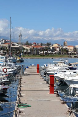 Rethimno, Yunanistan, 15 Mart 2024 Cuma günü Girit Adası 'nda şehir limanındaki lüks yatları gezerek yaz karnavalı sezonunu kapattılar.