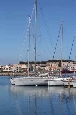 Rethimno, Yunanistan, 15 Mart 2024 Cuma günü Girit Adası 'nda şehir limanındaki lüks yatları gezerek yaz karnavalı sezonunu kapattılar.