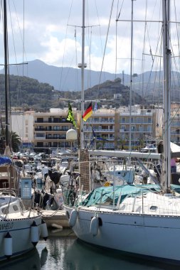 Rethimno, Yunanistan, 15 Mart 2024 Cuma günü Girit Adası 'nda şehir limanındaki lüks yatları gezerek yaz karnavalı sezonunu kapattılar.