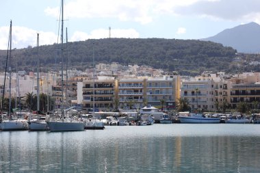 Rethimno, Yunanistan, 15 Mart 2024 Cuma günü Girit Adası 'nda şehir limanındaki lüks yatları gezerek yaz karnavalı sezonunu kapattılar.