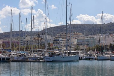 Rethimno, Yunanistan, 15 Mart 2024 Cuma günü Girit Adası 'nda şehir limanındaki lüks yatları gezerek yaz karnavalı sezonunu kapattılar.