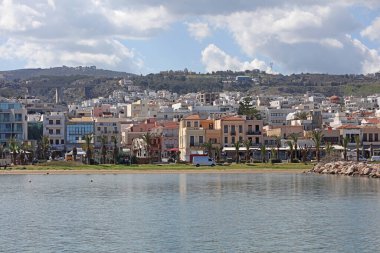 Rethimno, Yunanistan, 15 Mart 2024 Cuma günü Girit Adası 'nda şehir limanındaki lüks yatları gezerek yaz karnavalı sezonunu kapattılar.