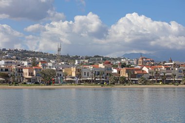 Rethimno, Yunanistan, 15 Mart 2024 Cuma günü Girit Adası 'nda şehir limanındaki lüks yatları gezerek yaz karnavalı sezonunu kapattılar.
