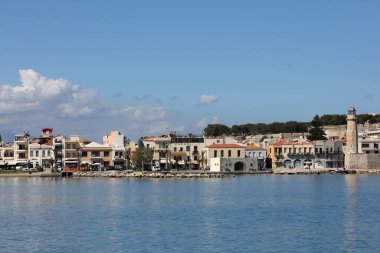 Rethimno, Yunanistan, 15 Mart 2024 Cuma günü Girit Adası 'nda şehir limanındaki lüks yatları gezerek yaz karnavalı sezonunu kapattılar.
