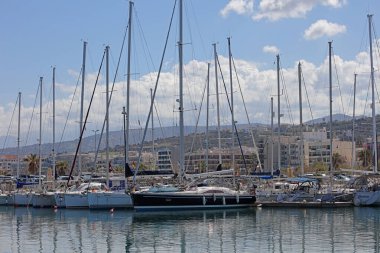 Rethimno, Yunanistan, 15 Mart 2024 Cuma günü Girit Adası 'nda şehir limanındaki lüks yatları gezerek yaz karnavalı sezonunu kapattılar.