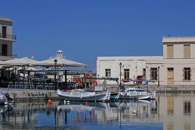 Rethimno, Yunanistan, 15 Mart 2024 Cuma günü Girit Adası 'nda şehir limanındaki lüks yatları gezerek yaz karnavalı sezonunu kapattılar.