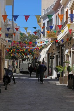 Yunanistan 'ın Rethimnon kenti, 15 Mart 2024 Cuma günü Girit adasında eski taş şehri yaz karnavalı sezonunu kapatıyoruz.