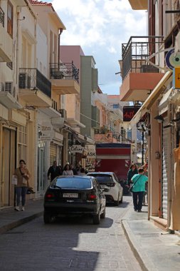 Yunanistan 'ın Rethimnon kenti, 15 Mart 2024 Cuma günü eski taş şehir yollarını keşfe çıkan Girit adası tatili yaz karnavalı sezonunu kapatıyor.