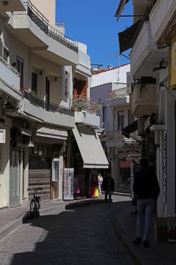 Yunanistan 'ın Rethimnon kenti, 15 Mart 2024 Cuma günü eski taş şehir yollarını keşfe çıkan Girit adası tatili yaz karnavalı sezonunu kapatıyor.