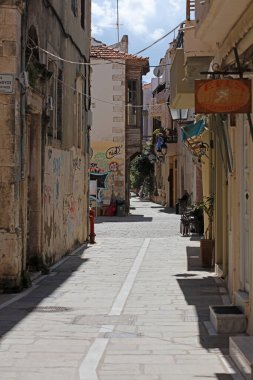 Yunanistan 'ın Rethimnon kenti, 15 Mart 2024 Cuma günü eski taş şehir yollarını keşfe çıkan Girit adası tatili yaz karnavalı sezonunu kapatıyor.