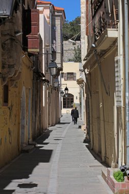 Yunanistan 'ın Rethimnon kenti, 15 Mart 2024 Cuma günü eski taş şehir yollarını keşfe çıkan Girit adası tatili yaz karnavalı sezonunu kapatıyor.