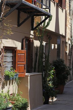 Yunanistan 'ın Rethimnon kenti, 15 Mart 2024 Cuma günü eski taş şehir yollarını keşfe çıkan Girit adası tatili yaz karnavalı sezonunu kapatıyor.